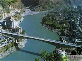 云南旅游景点 > 六库大桥  六库大桥位于六库镇,是一座横跨怒江的变图片